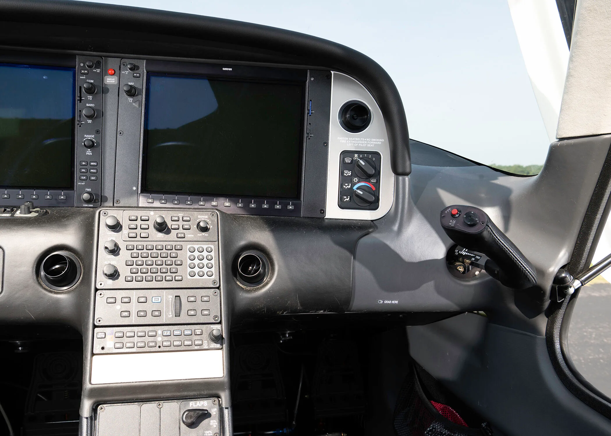 Cockpit and instrument panel of a 2016 Cirrus SR22-G5.