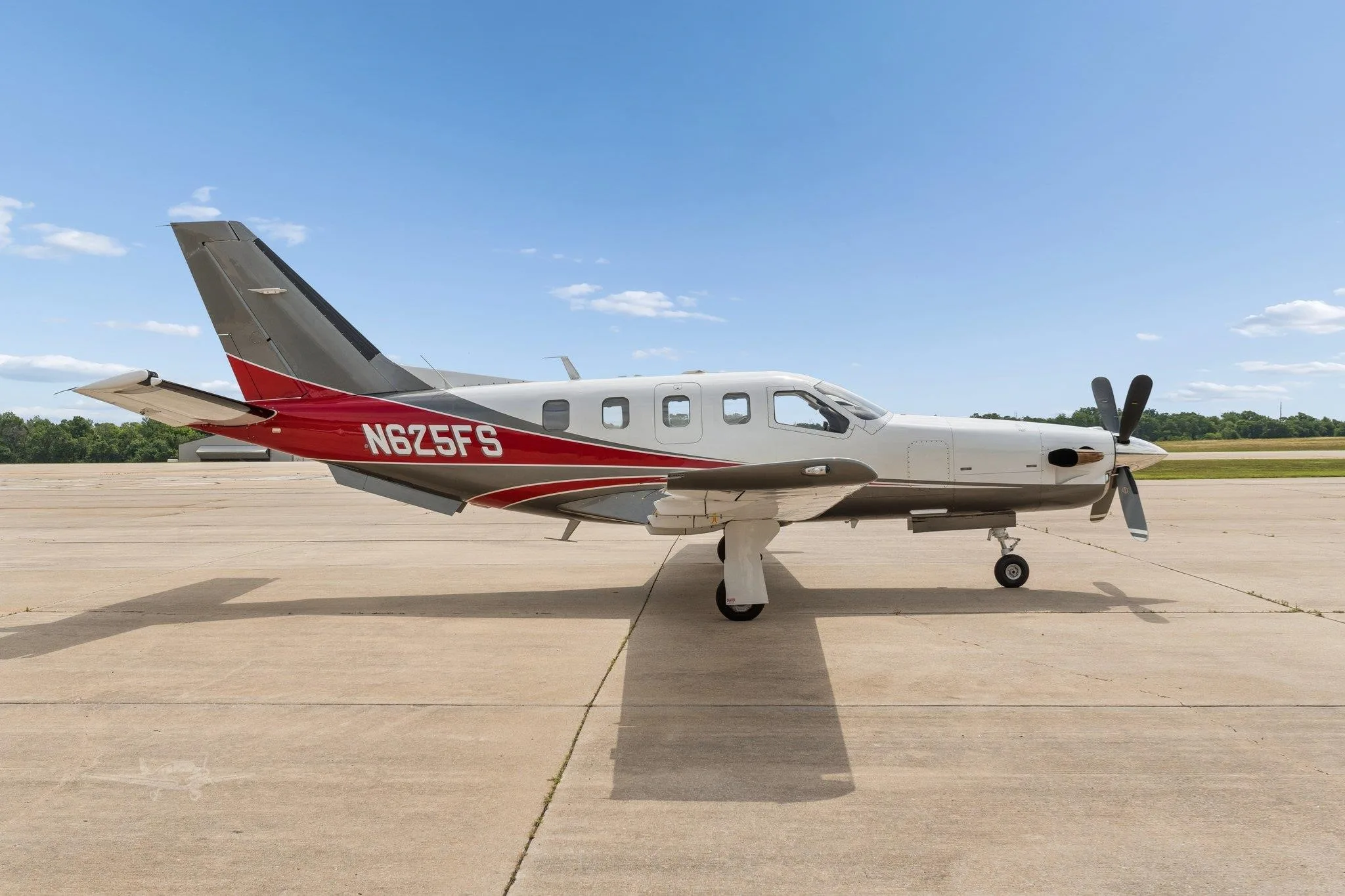 Exterior view of a 1999 DAHER TBM 700B, N625FS.