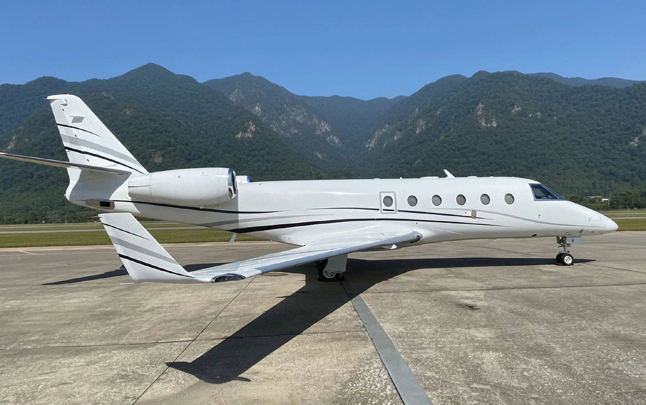 Exterior view of a Gulfstream G150.