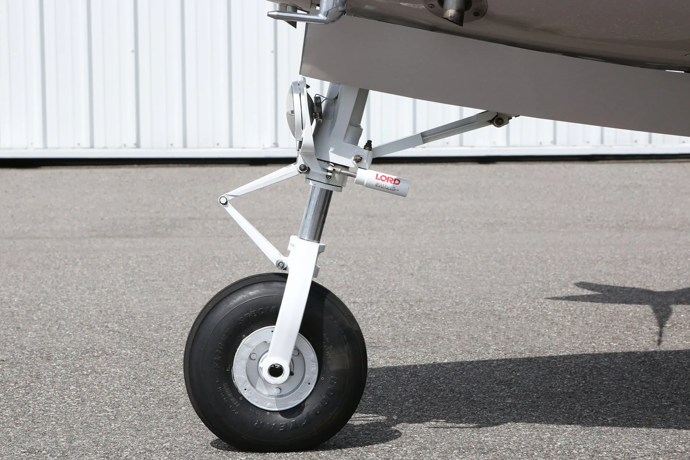 Exterior view of a 2014 Beech BARON, N206BK.