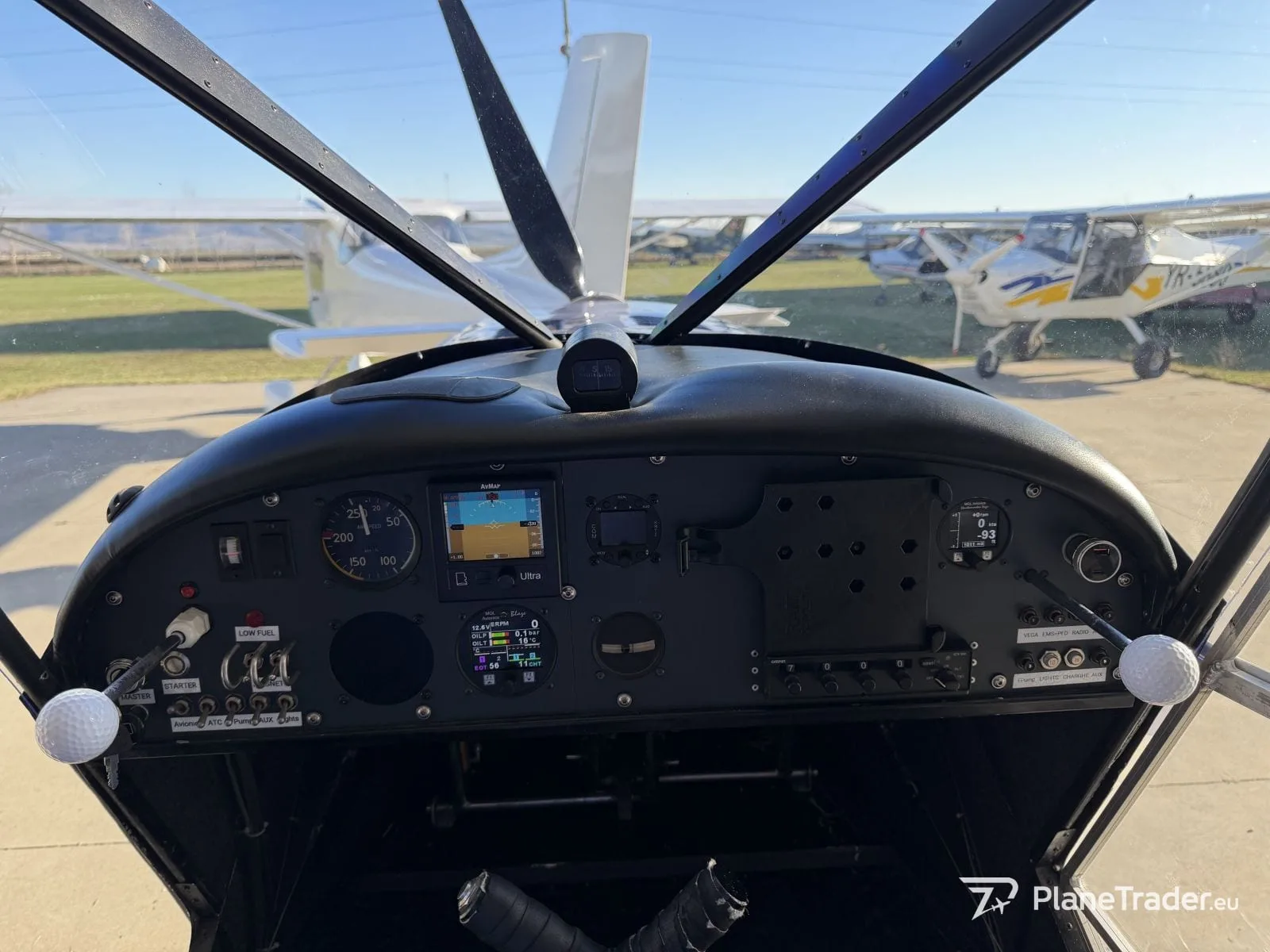 Cockpit and instrument panel of a 1991 ZENITH 701 COMMUTER.