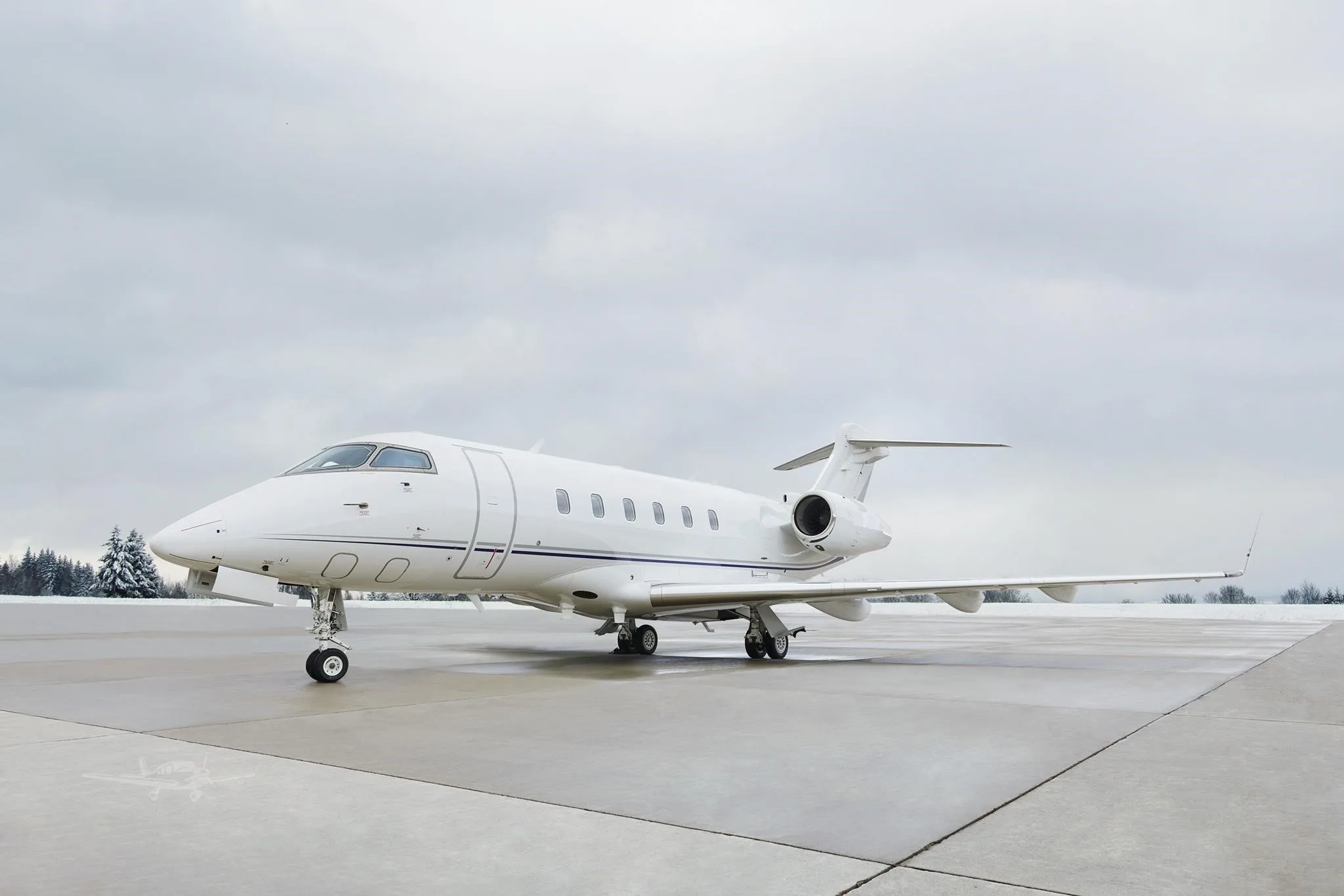 Exterior view of a 2005 BOMBARDIER CHALLENGER 300, N942SP.