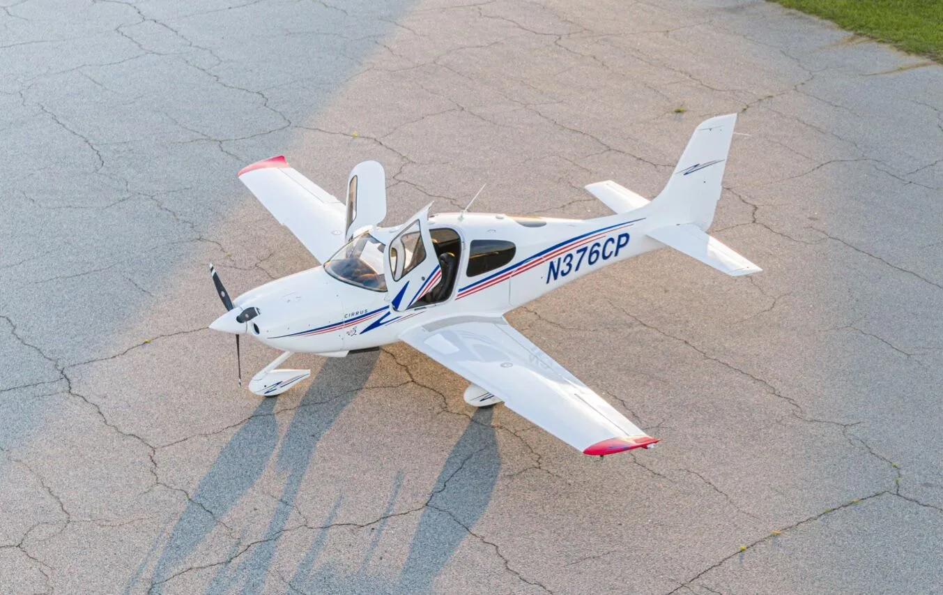 Exterior view of a 2007 Cirrus SR20-G2, N376CP.