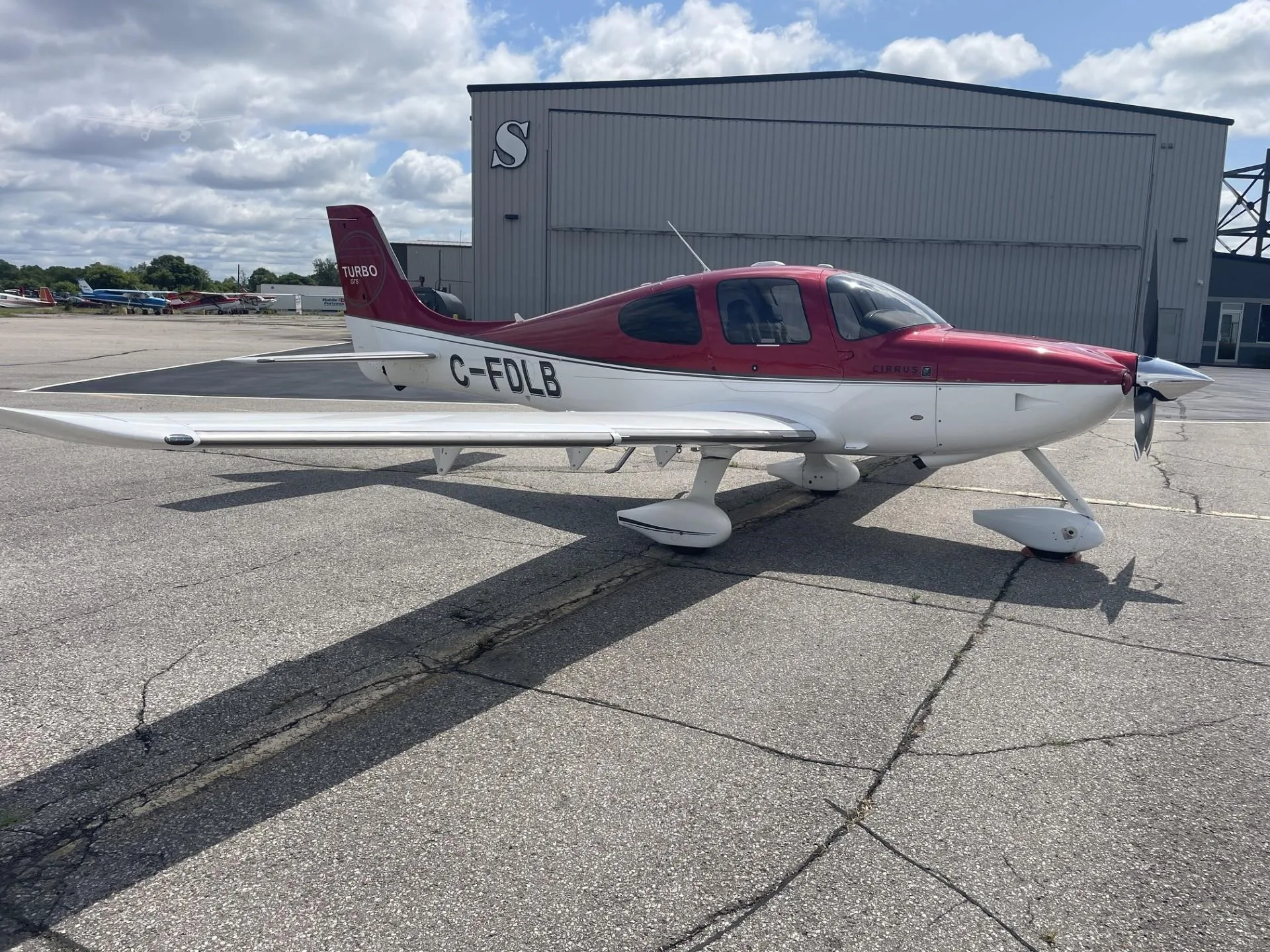Exterior view of a 2009 CIRRUS SR22-G3 TURBO, C-FDLB.