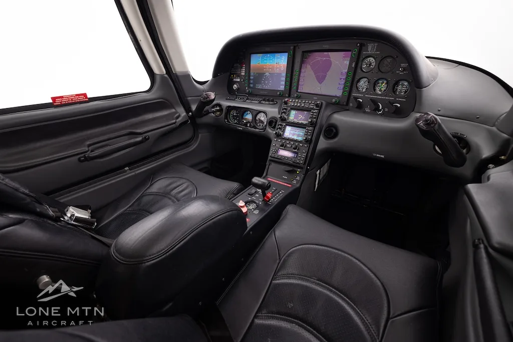 Avionics suite of a 2005 Cirrus SR22 G2 GTS.