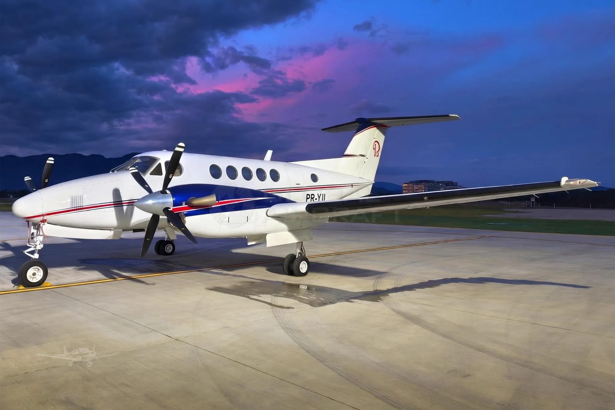 Exterior view of a 2000 BEECHCRAFT KING AIR B200, PR-YJL.