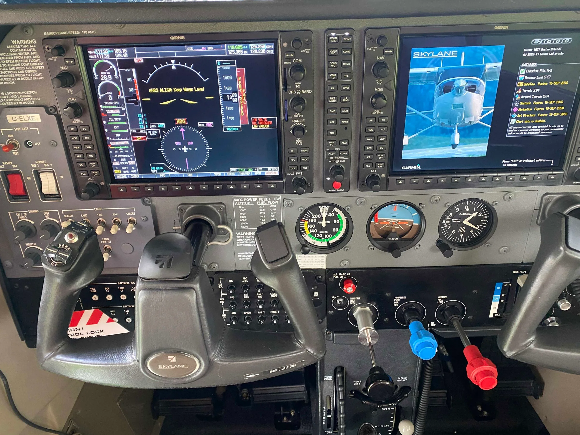 Cockpit and instrument panel of a 2007 Cessna 182T Skylane.