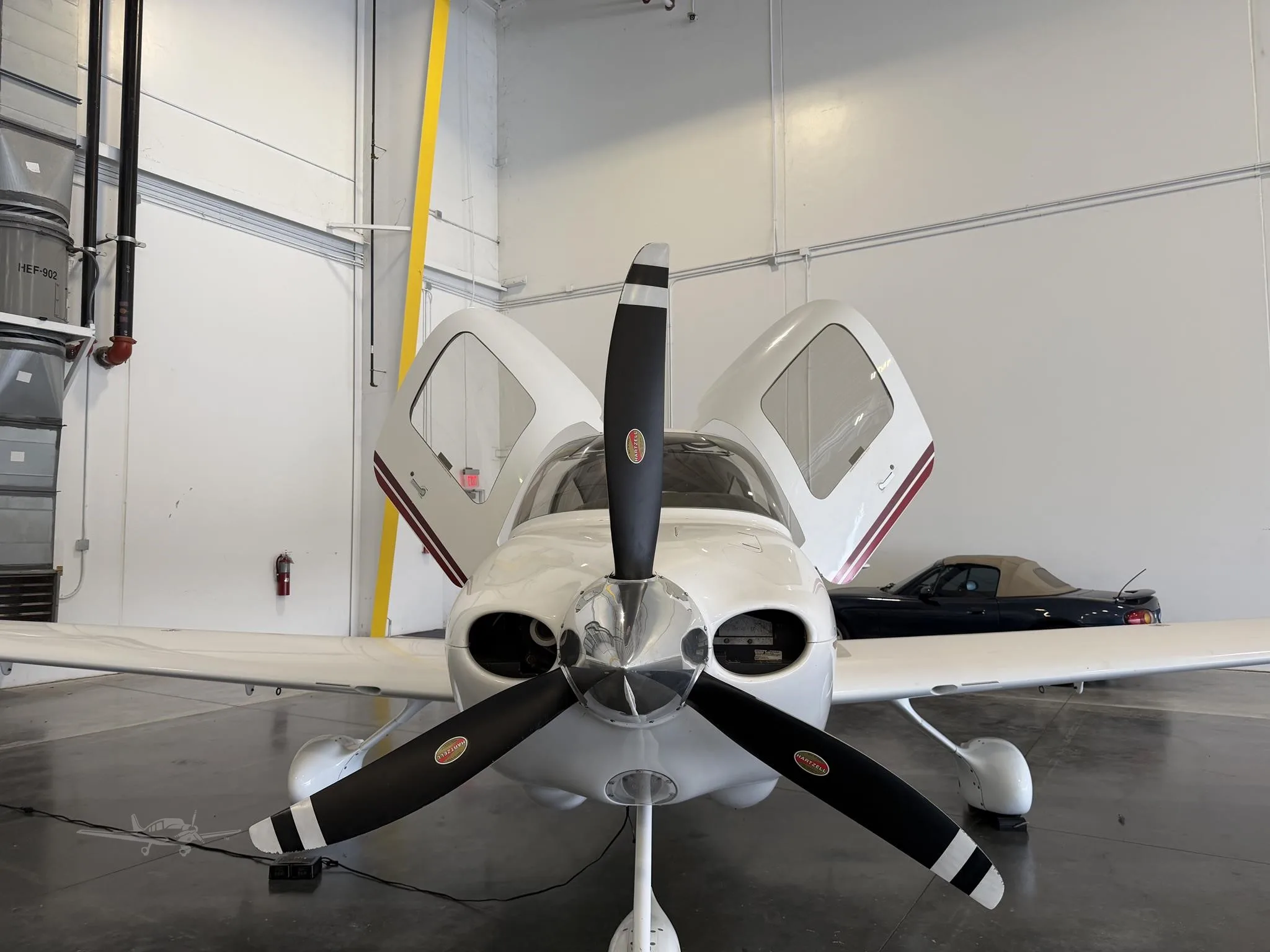 Exterior view of a 2001 CIRRUS SR20, N222HW.