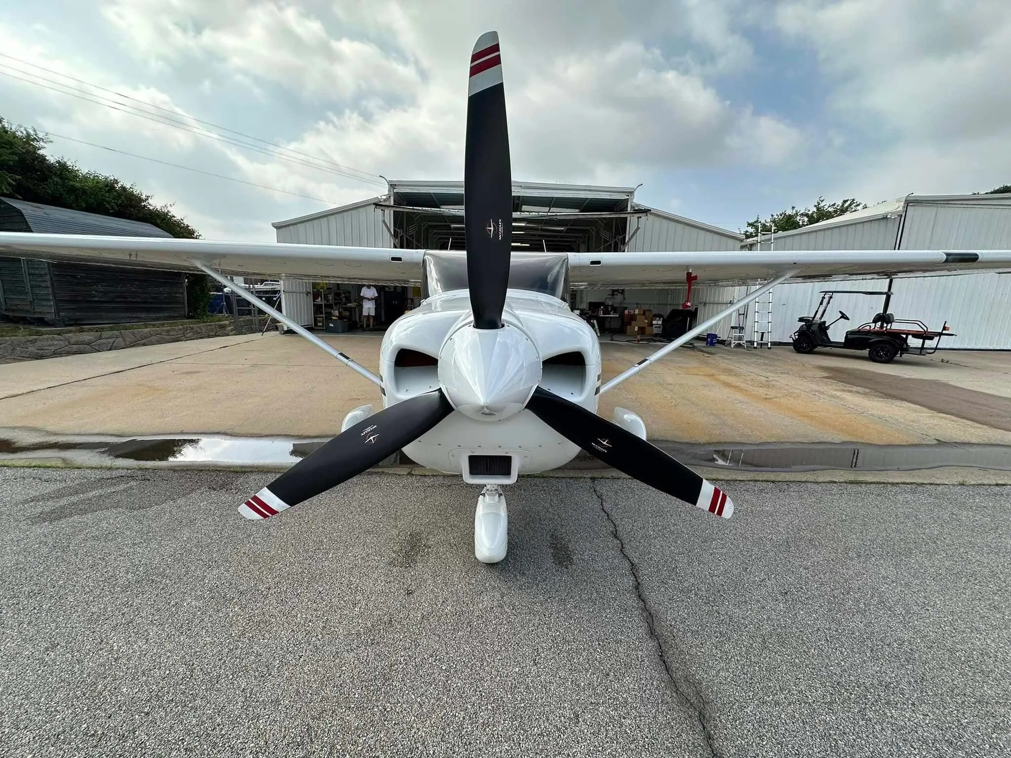 Exterior view of a 1998 Cessna 182S.