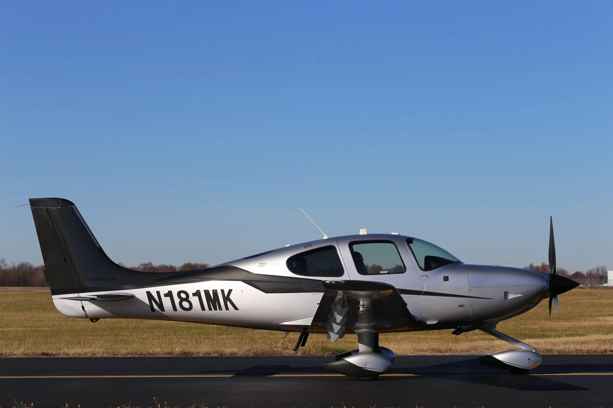 Exterior view of a 2015 Cirrus SR22 G5 TURBO.