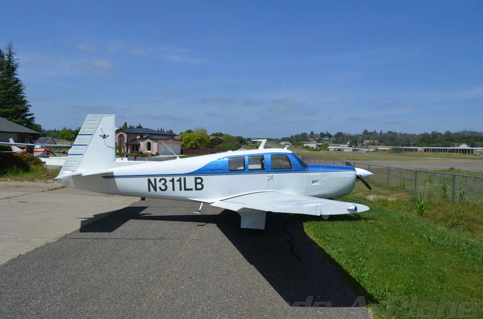 Cockpit and instrument panel of a 1970 Mooney M20F EXEC 21 - $89,500 - N311LB (Northern California).