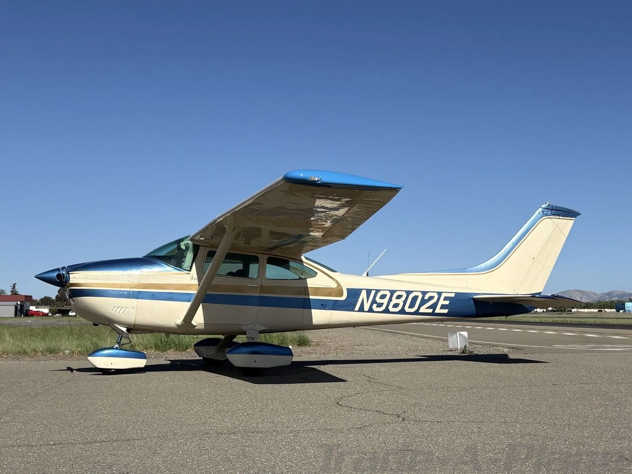 Exterior view of a 1975 CESSNA 182P SKYLANE, N9802E.