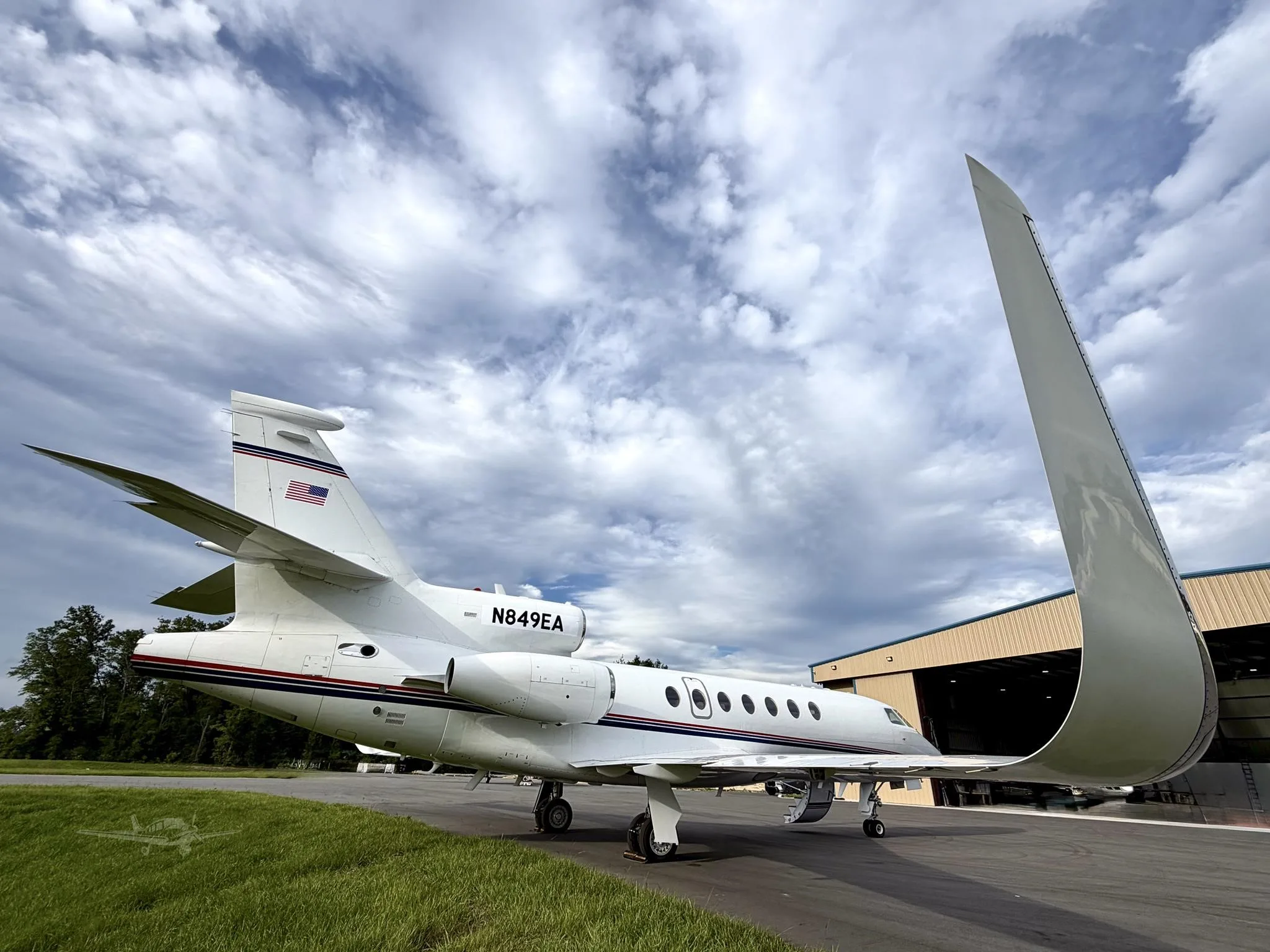 Exterior view of a 1998 DASSAULT FALCON 50EX, N849EA.
