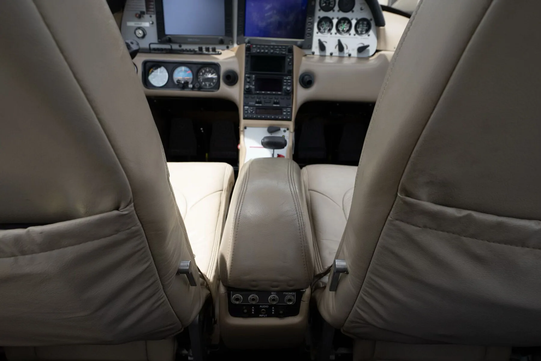 Cockpit and instrument panel of a 2005 Cirrus SR22-G2.
