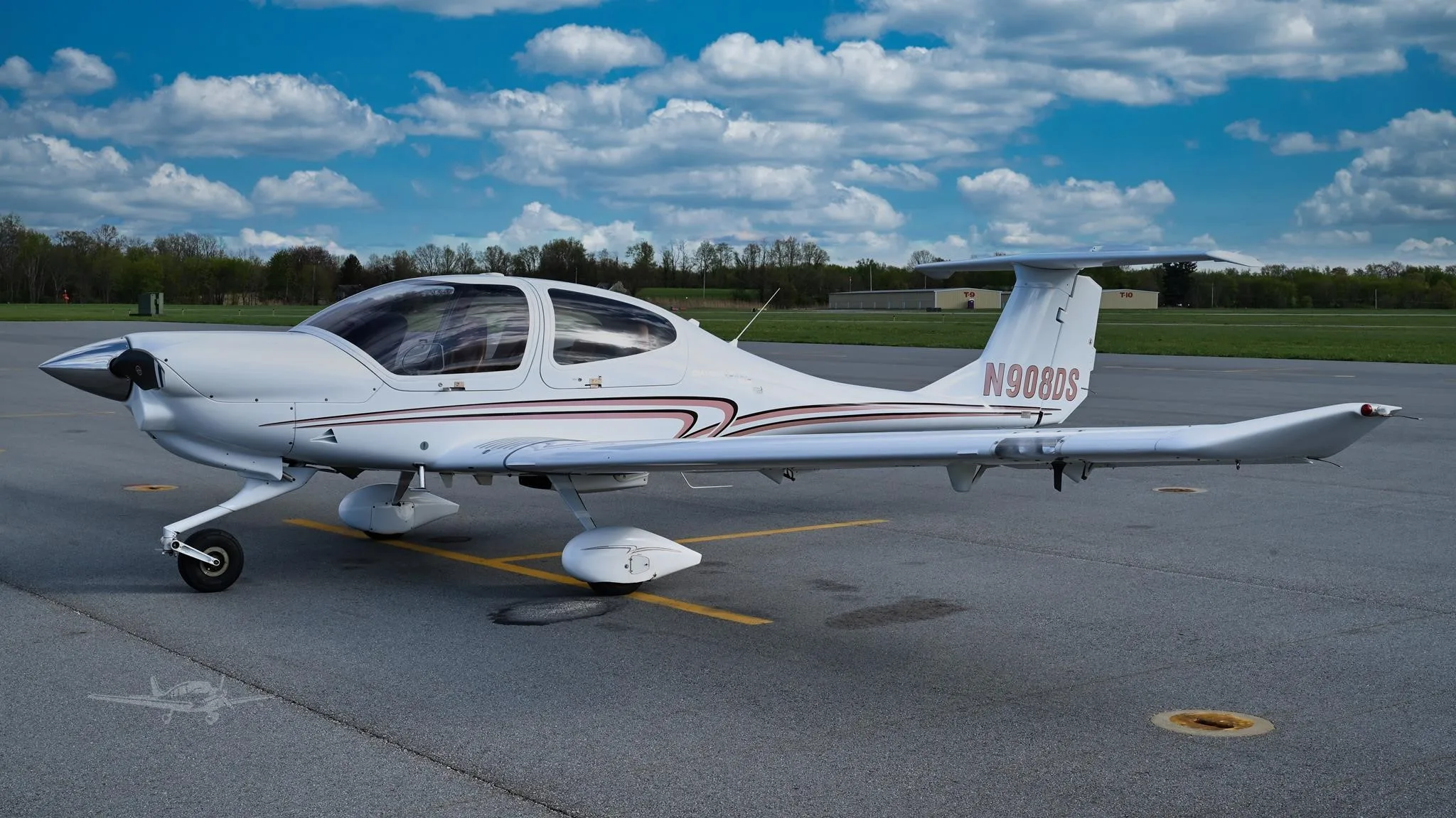 Exterior view of a 2008 DIAMOND DA40 XLS, N908DS.
