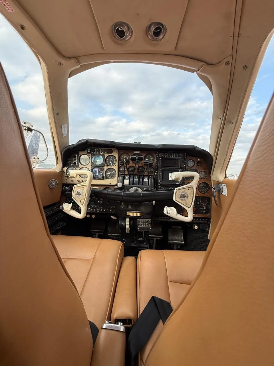 Cockpit and instrument panel of a 1982 BEECHCRAFT 58 BARON.