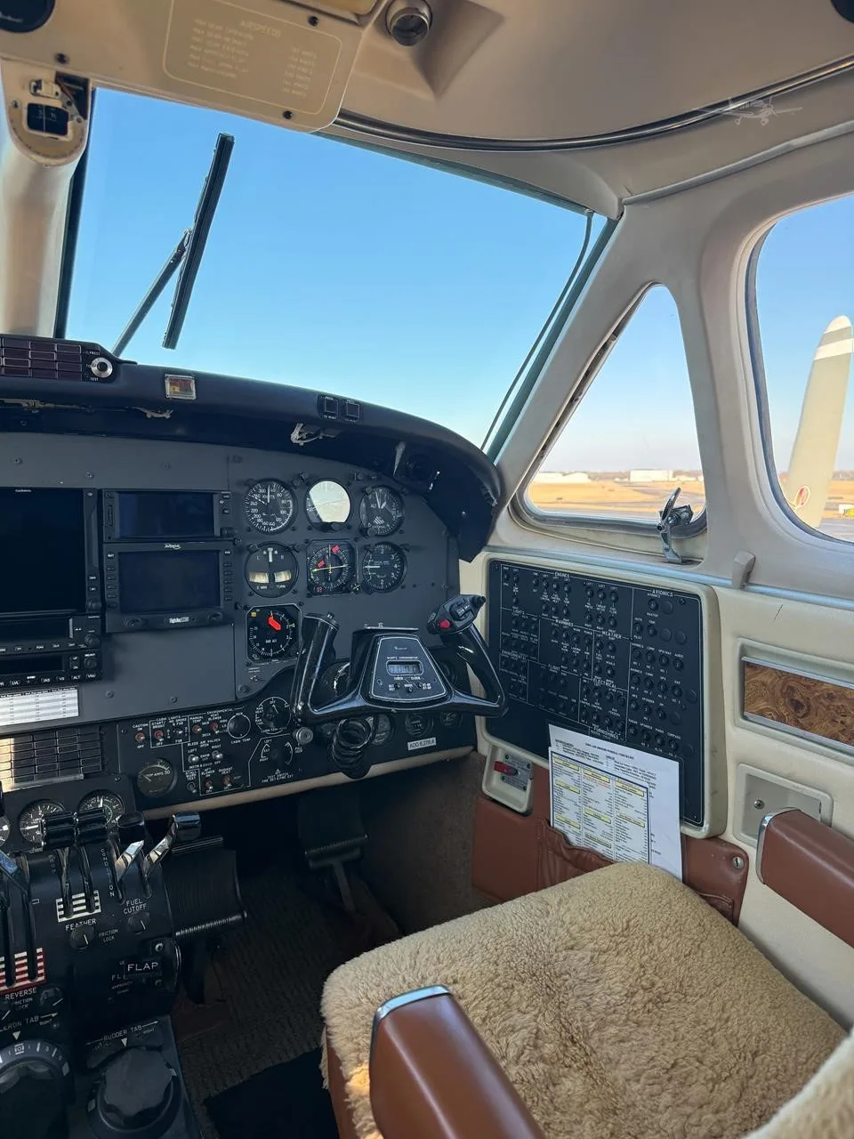 Cockpit and instrument panel of a 1980 BEECHCRAFT KING AIR 200.