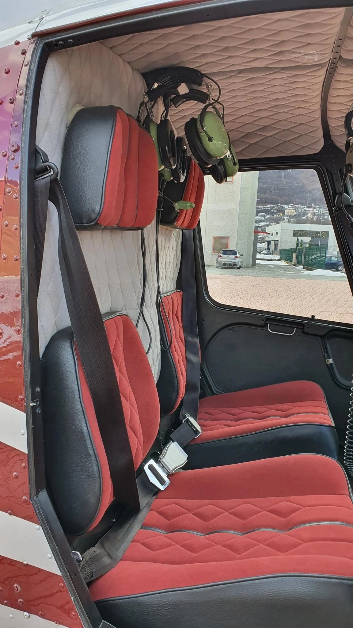 Cabin interior of a 2000 ROBINSON R44 CLIPPER I.