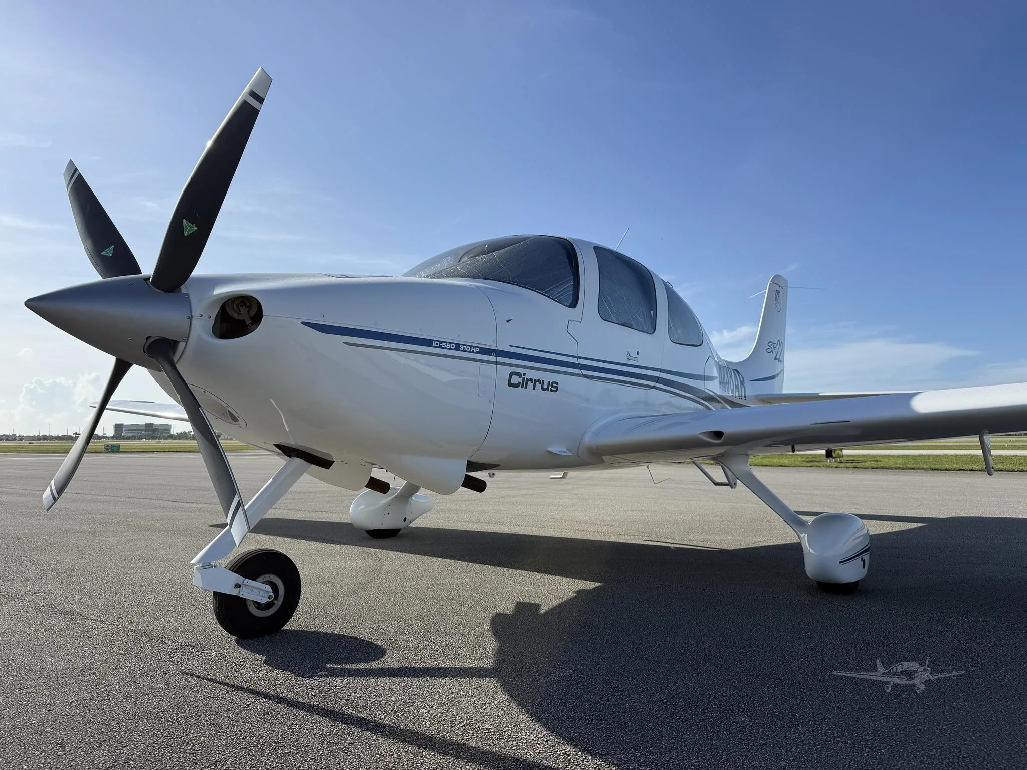 Exterior view of a 2002 CIRRUS SR22, N238AR.