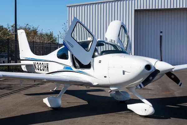 Exterior view of a 2021 Cirrus SR20, N323HW.