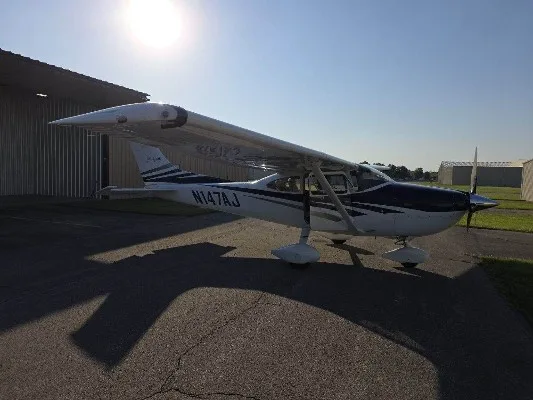 Exterior view of a 2006 Cessna 182T.