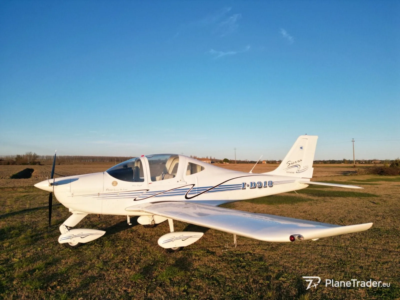 Exterior view of a 2009 Tecnam P2002 SIERRA DE LUXE.