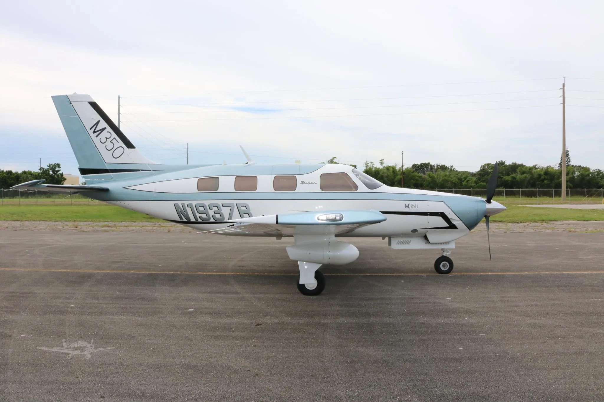 Exterior view of a 2025 PIPER M350, N1937B.