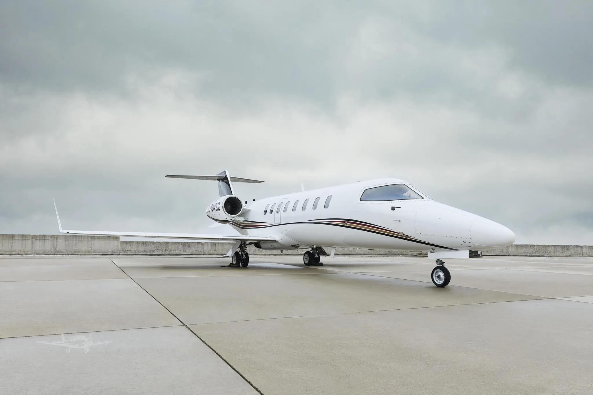 Exterior view of a 2004 LEARJET 45XR.
