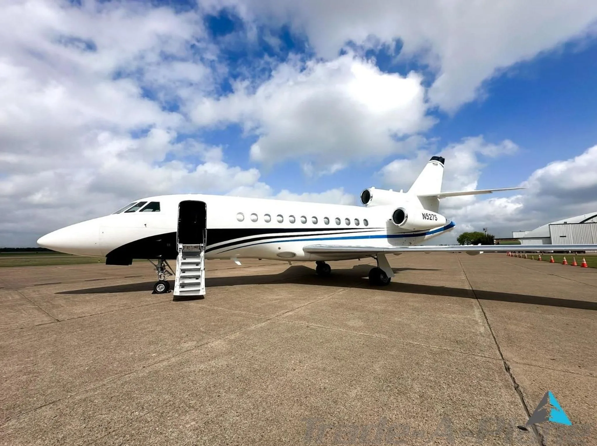 Exterior view of a 1987 DASSAULT FALCON 900B, N527S.