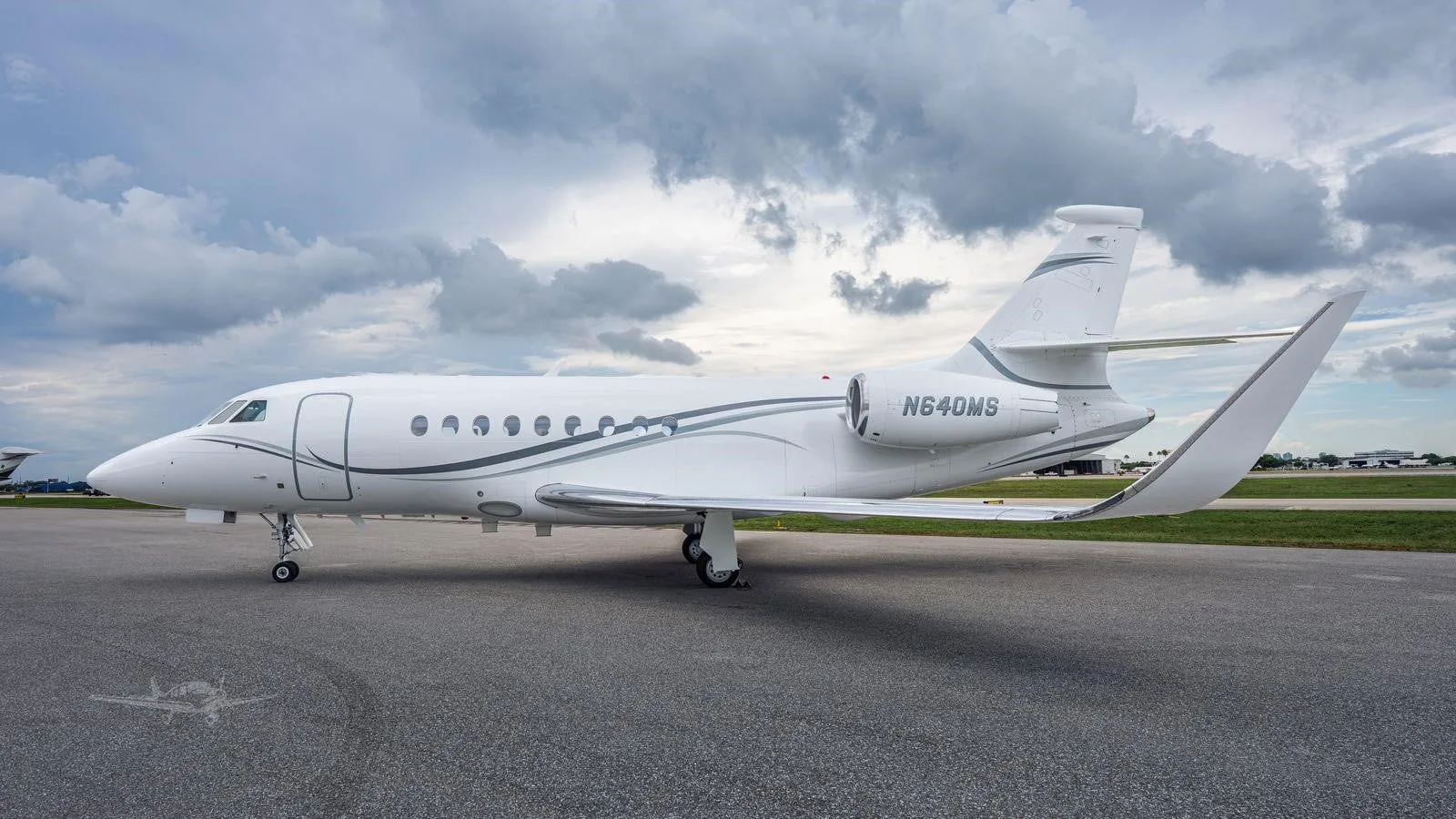 Exterior view of a 2004 DASSAULT FALCON 2000EX EASY, N640MS.