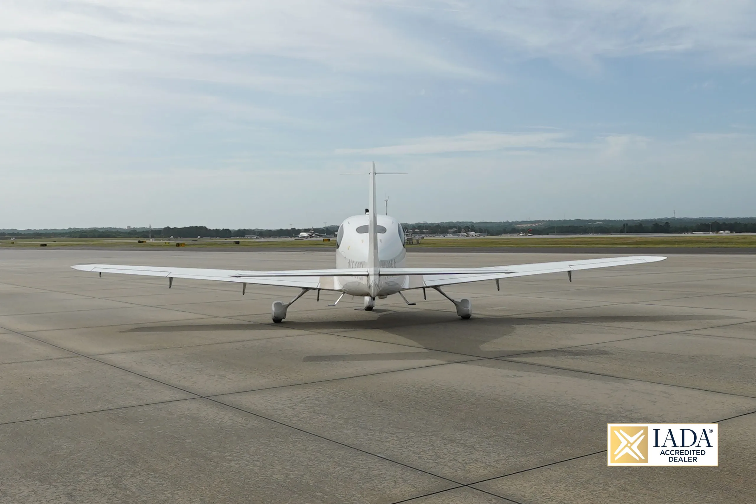 Exterior view of a 2005 Cirrus SR20 G2, N560EA.