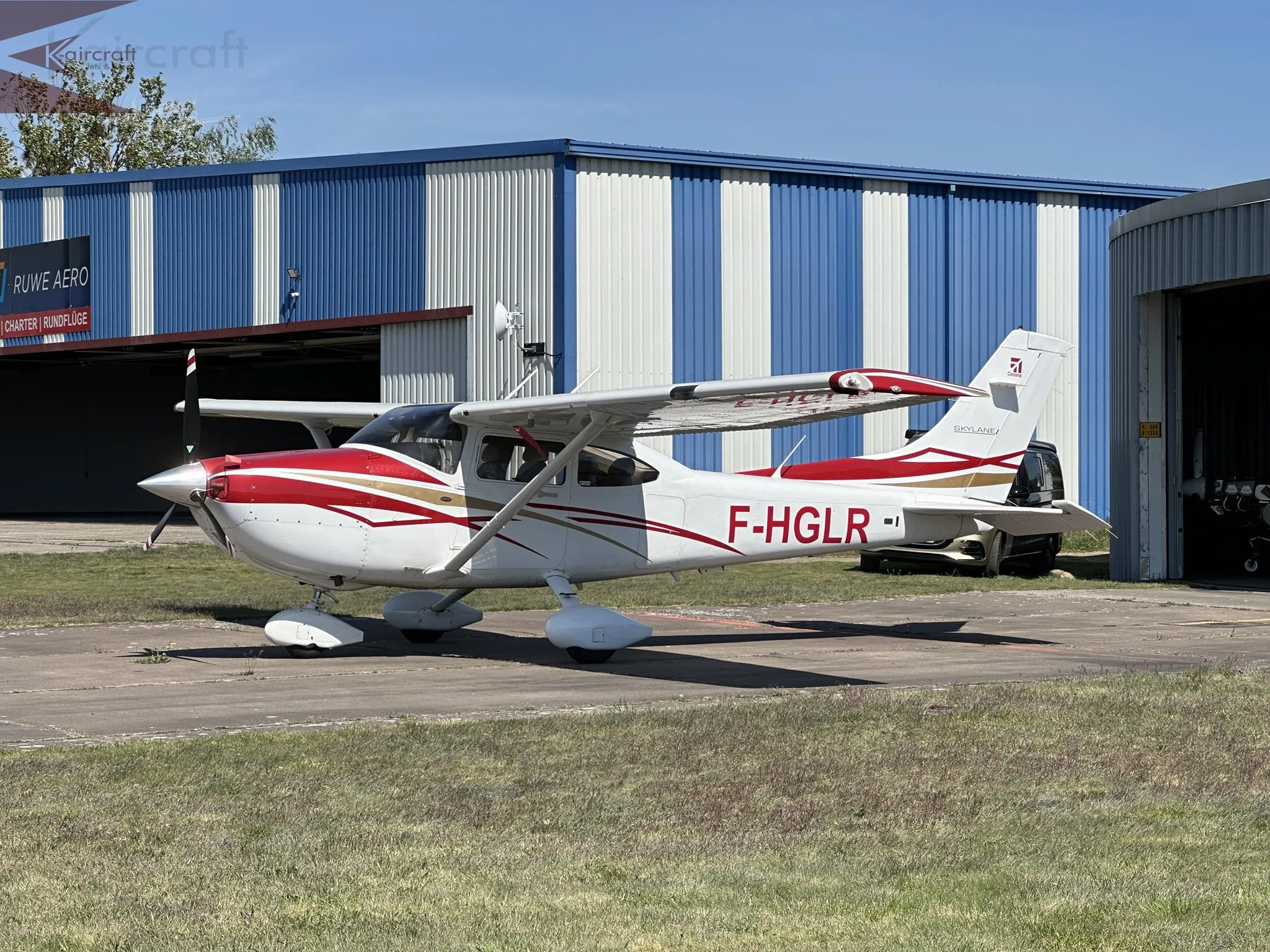 Exterior view of a 2007 CESSNA 182T SKYLANE, F-HGLR.
