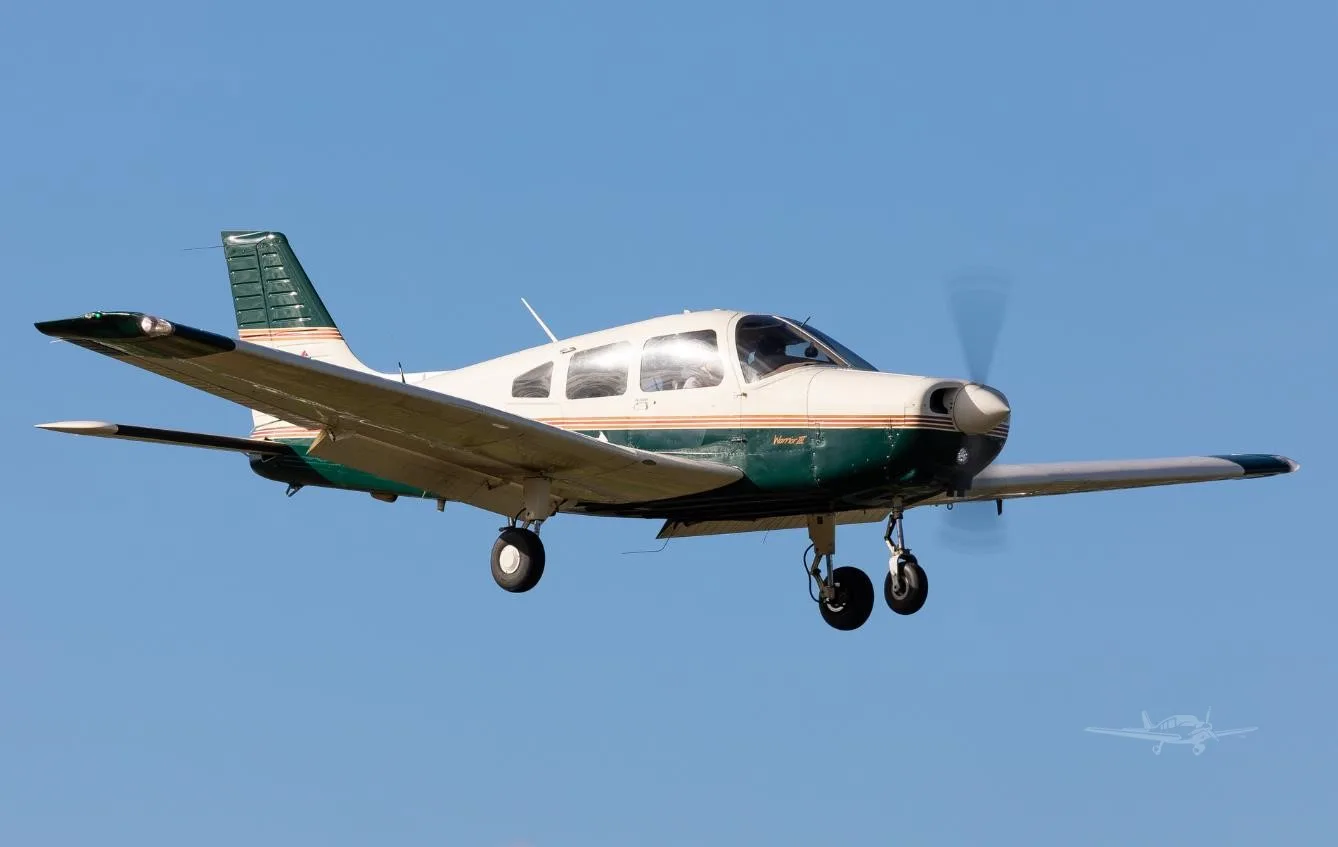 Exterior view of a 2000 PIPER ARCHER III.