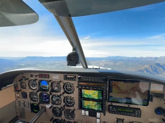 Cockpit and instrument panel of a 2000 Piper Archer III.