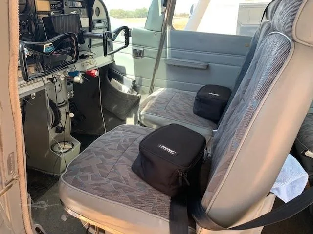 Cabin interior of a CESSNA 182 SKYLANE.
