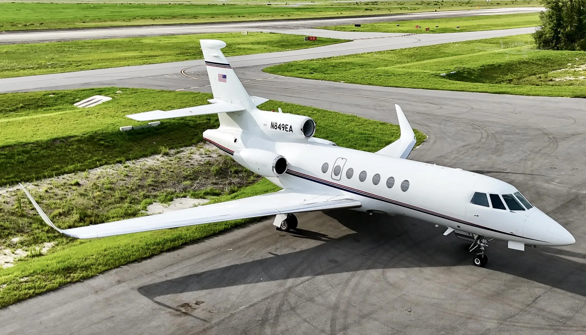 Exterior view of a 1998 DASSAULT FALCON 50EX, N849EA.