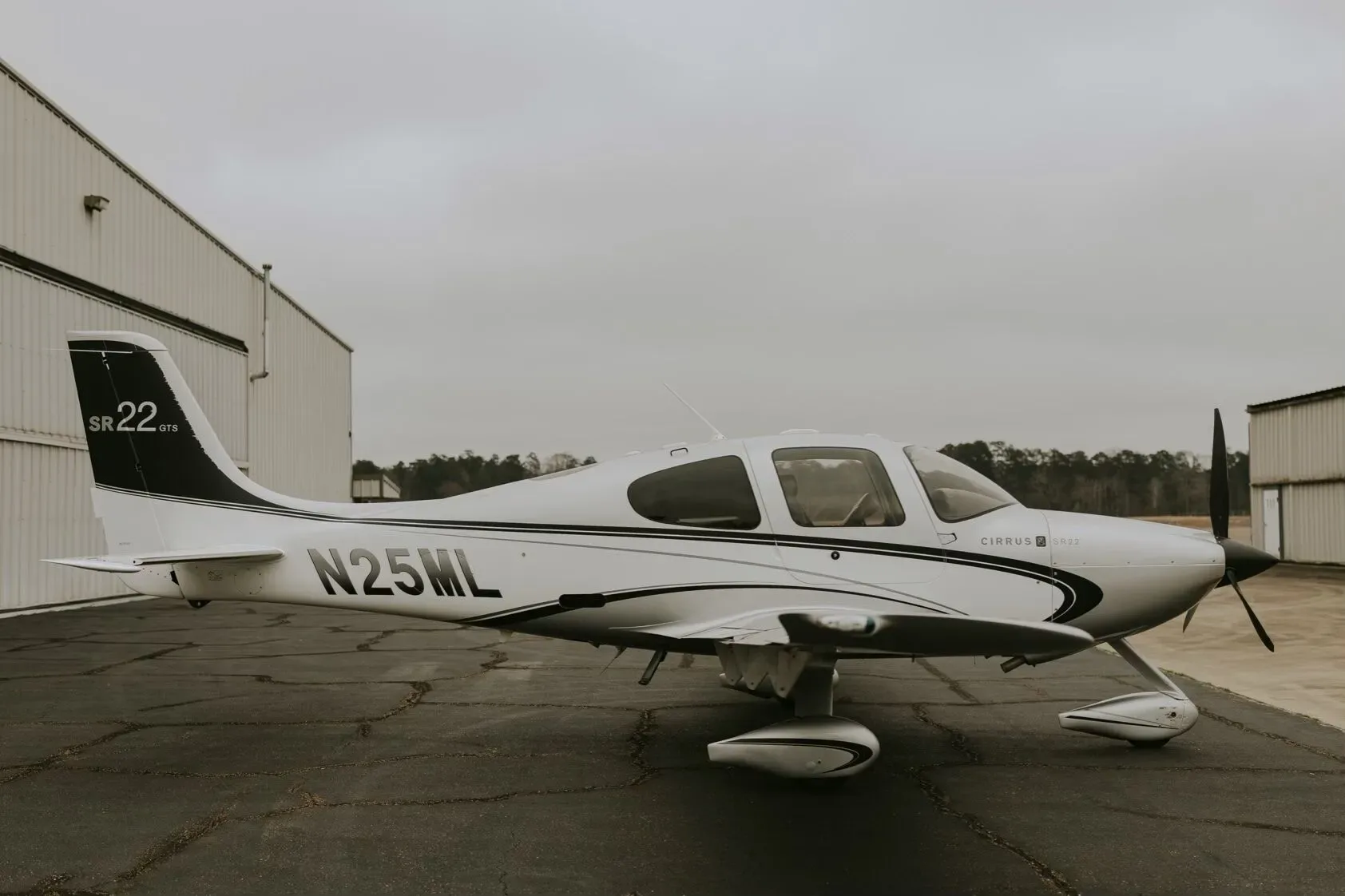 Exterior view of a 2005 Cirrus SR22-G2.