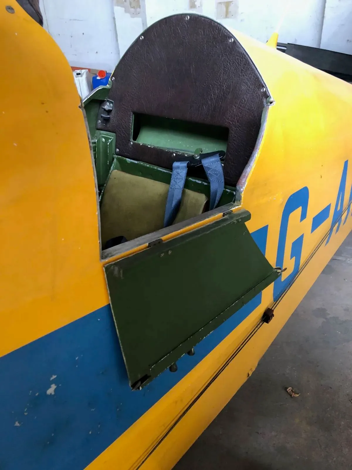 Engine detail of a 1942 de Havilland DH-82A Tiger Moth.