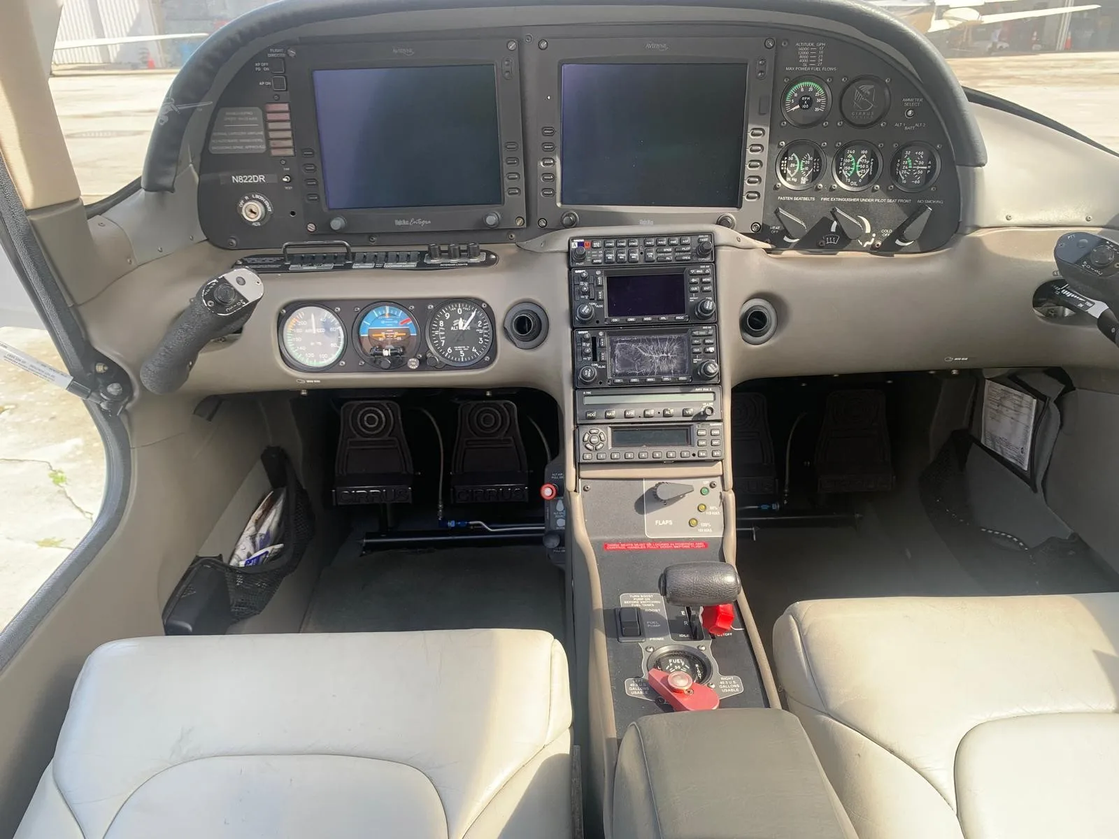 Cockpit and instrument panel of a 2003 CIRRUS SR22.
