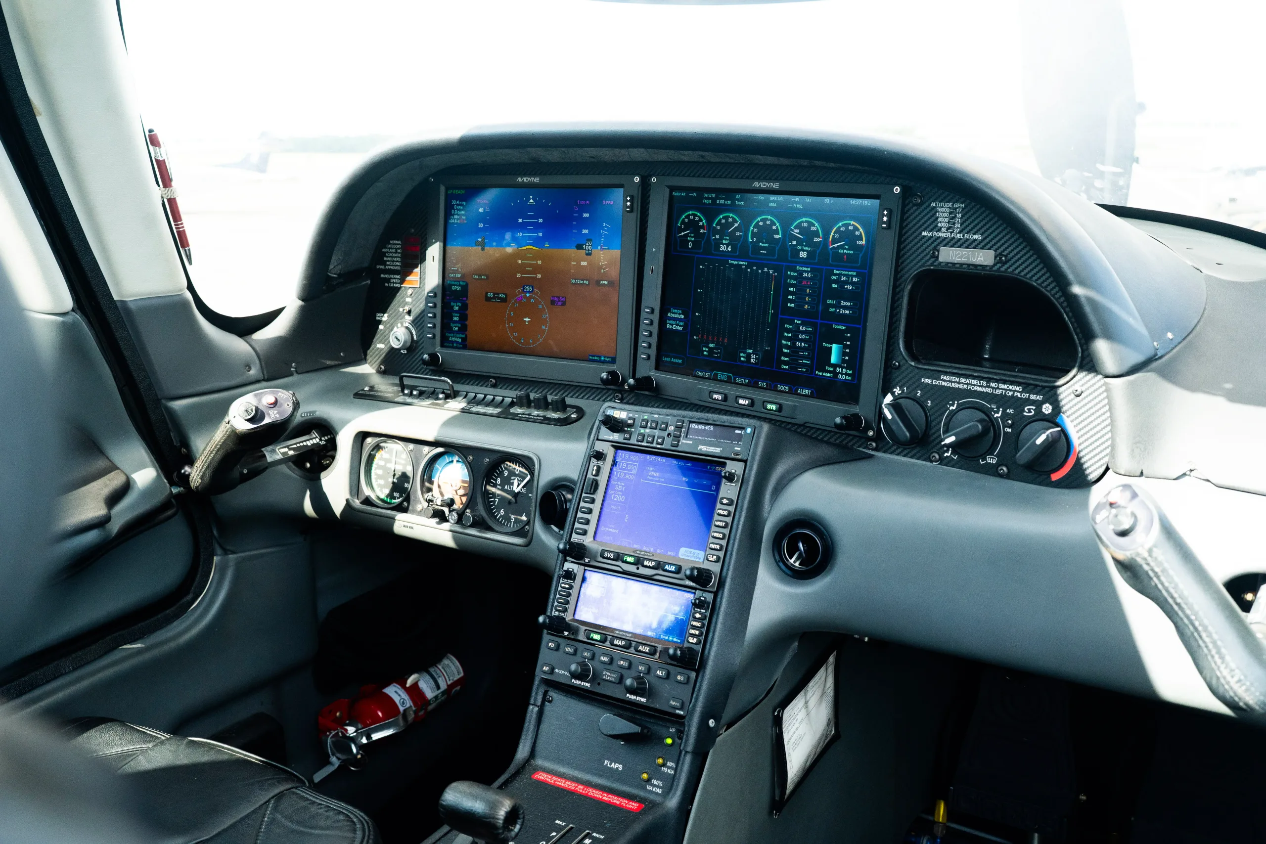 Cockpit and instrument panel of a 2007 Cirrus SR22 G2.