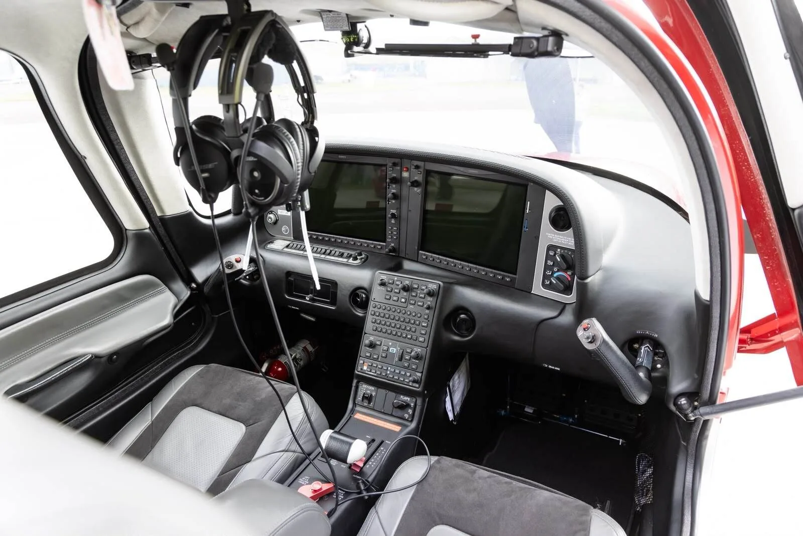 Cockpit and instrument panel of a Cirrus.