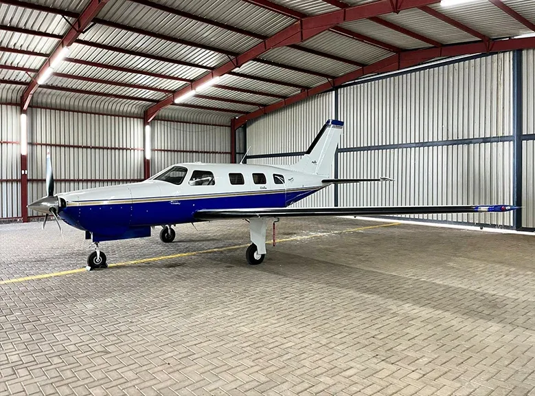 Exterior view of a 2000 Piper PA46-350P Malibu Mirage.