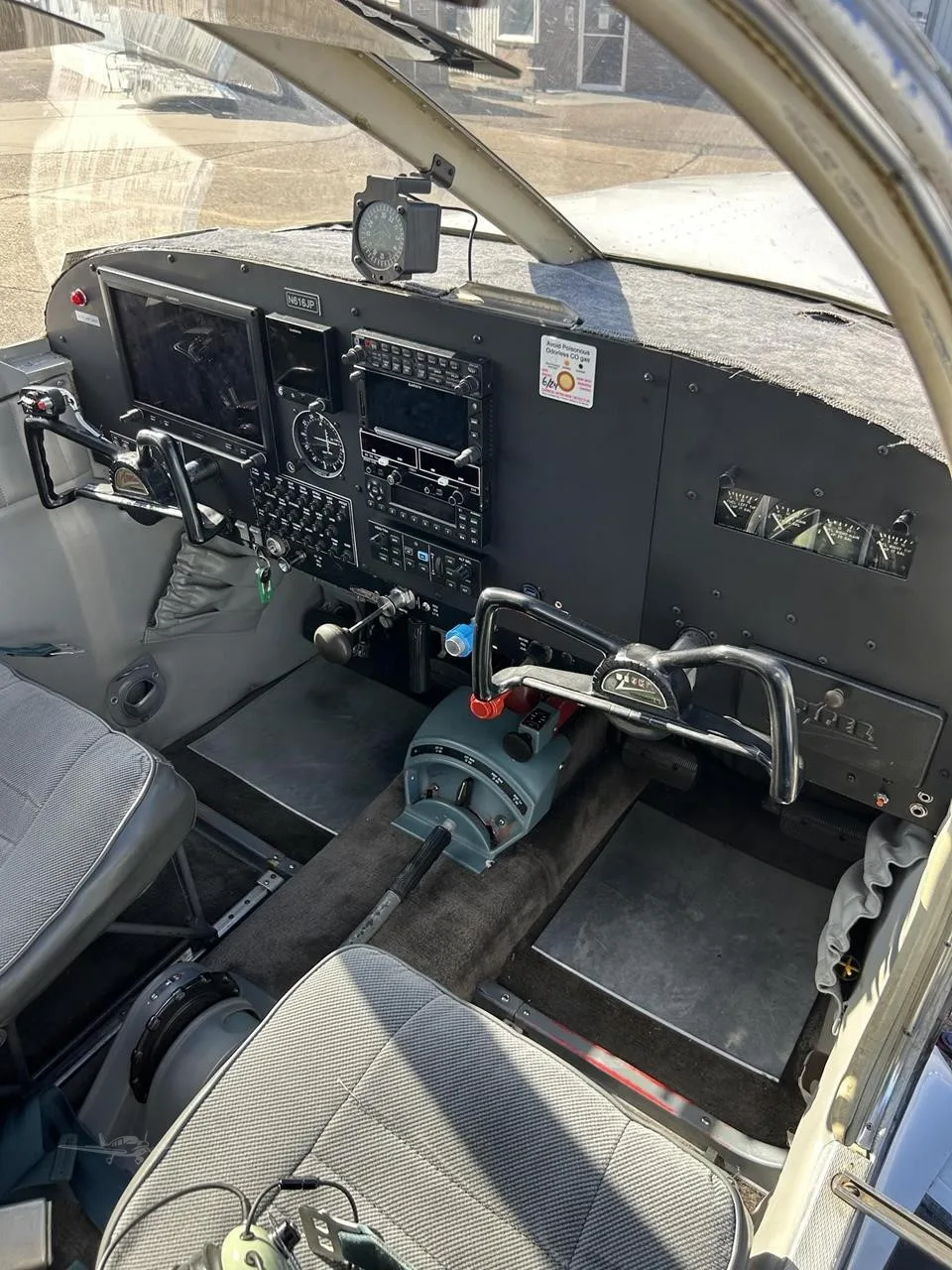 Avionics suite of a 1967 PIPER CHEROKEE 6/300.