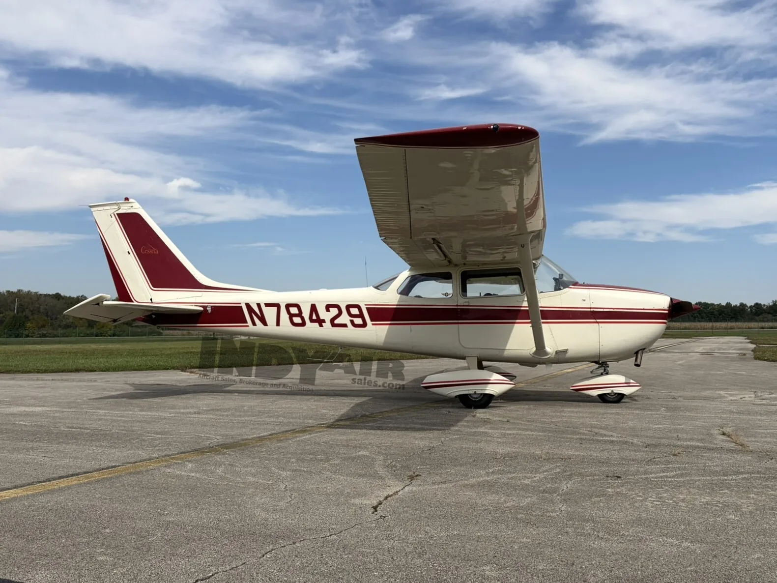 Exterior view of a Cessna 172K, N78429.