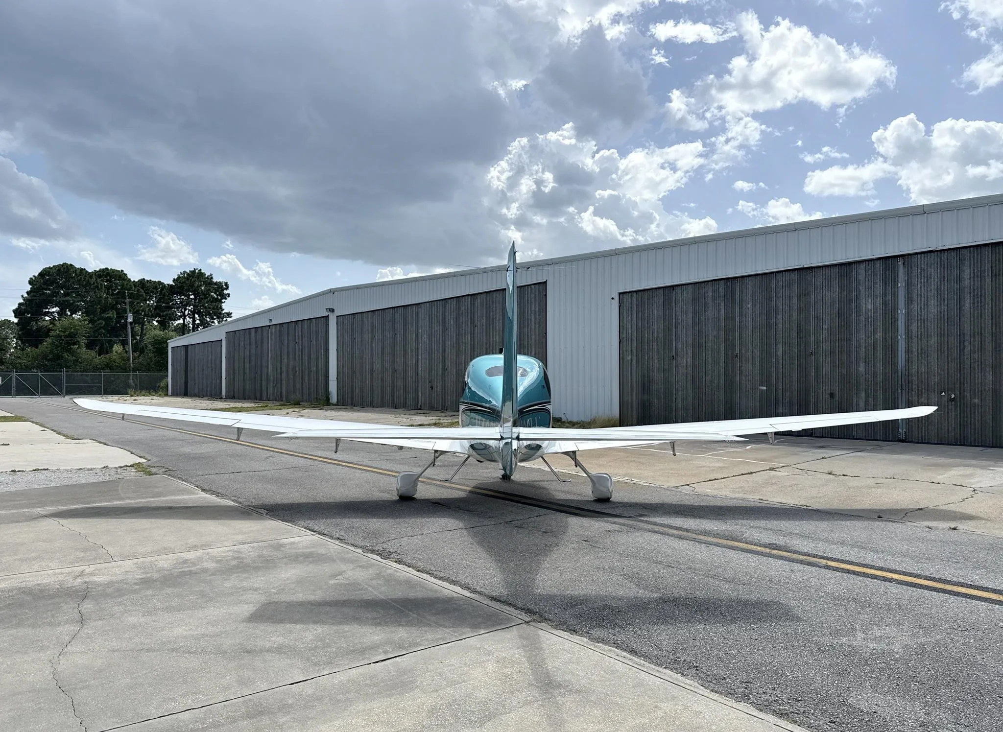 Exterior view of a 2023 CIRRUS SR22-G6 TURBO, N496LL.
