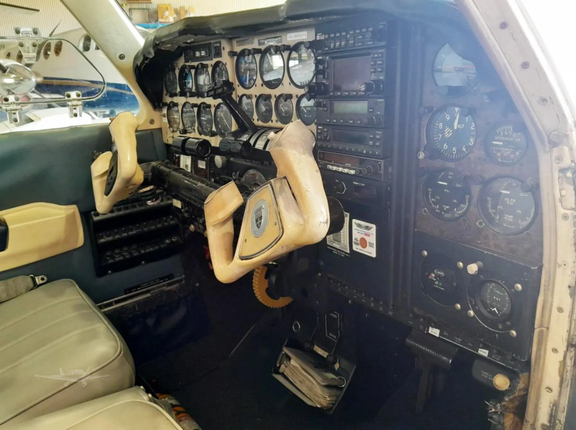 Cockpit and instrument panel of a 1981 BEECHCRAFT 58 BARON.