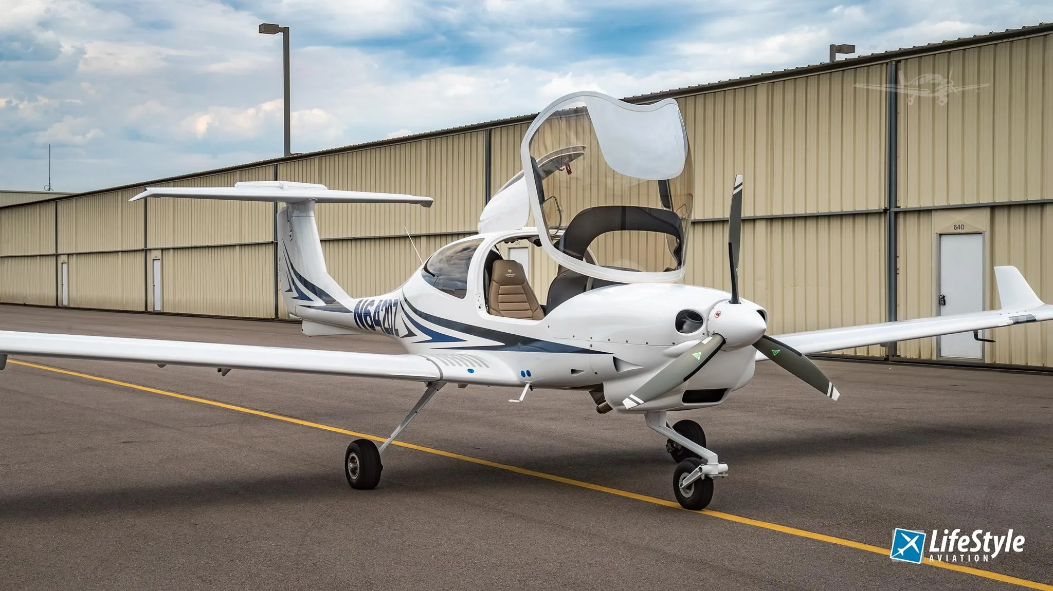 Exterior view of a 2023 DIAMOND DA40 NG, N642DZ.