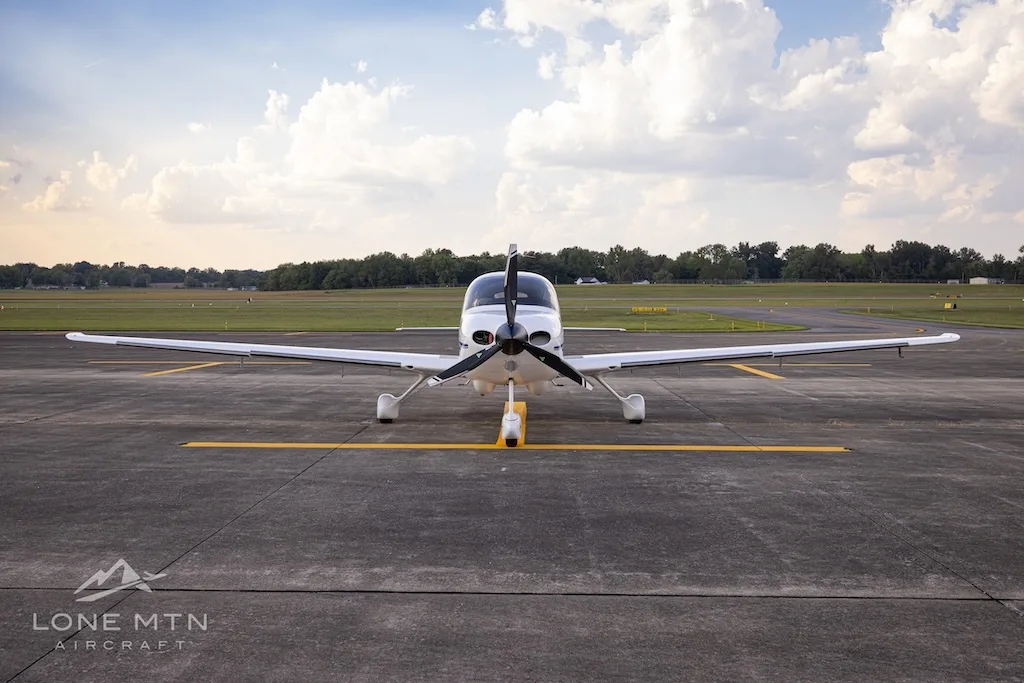 Exterior view of a 2004 Cirrus SR22, N236L.