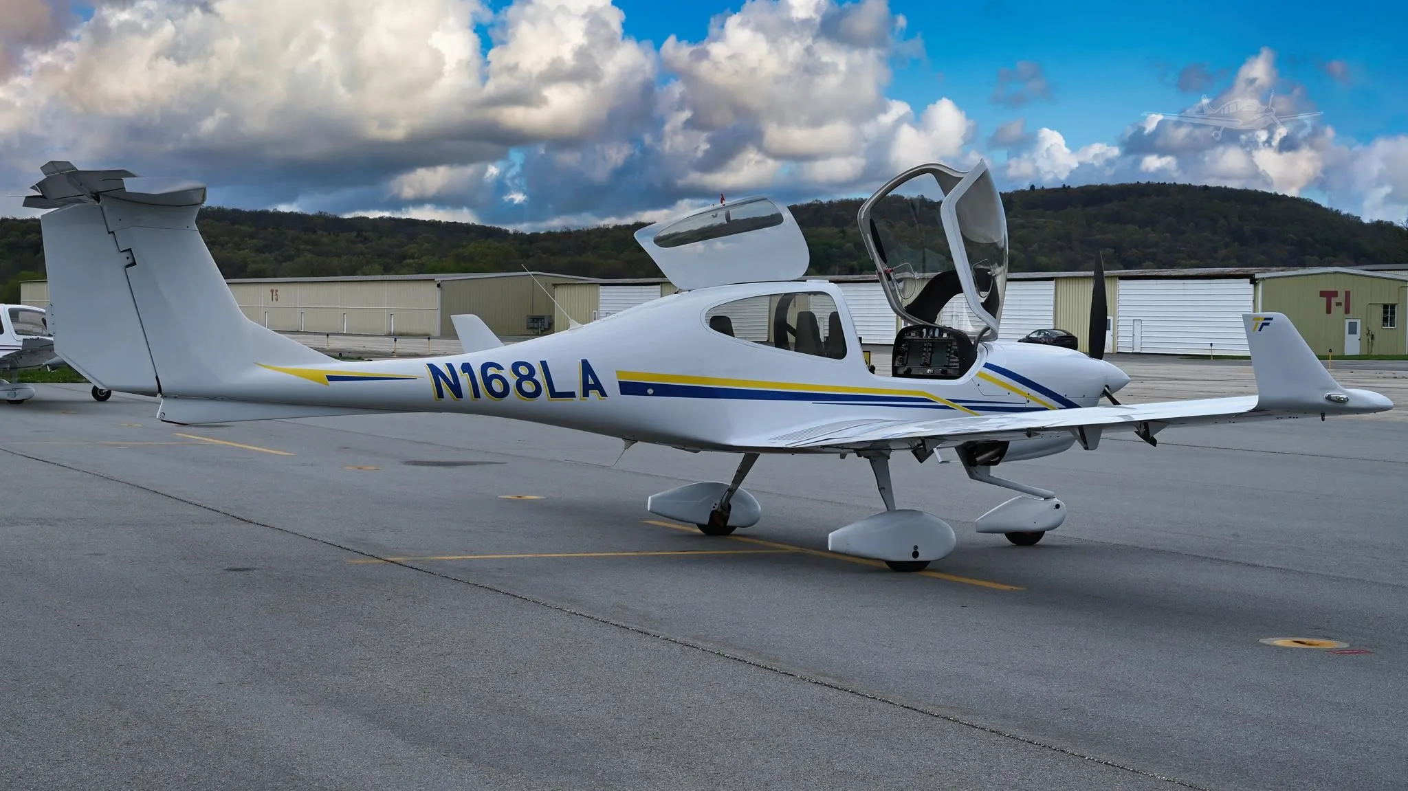 Exterior view of a 2020 DIAMOND DA40 NG, N168LA.