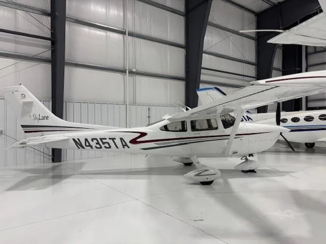 Exterior view of a 2001 CESSNA 182T SKYLANE.